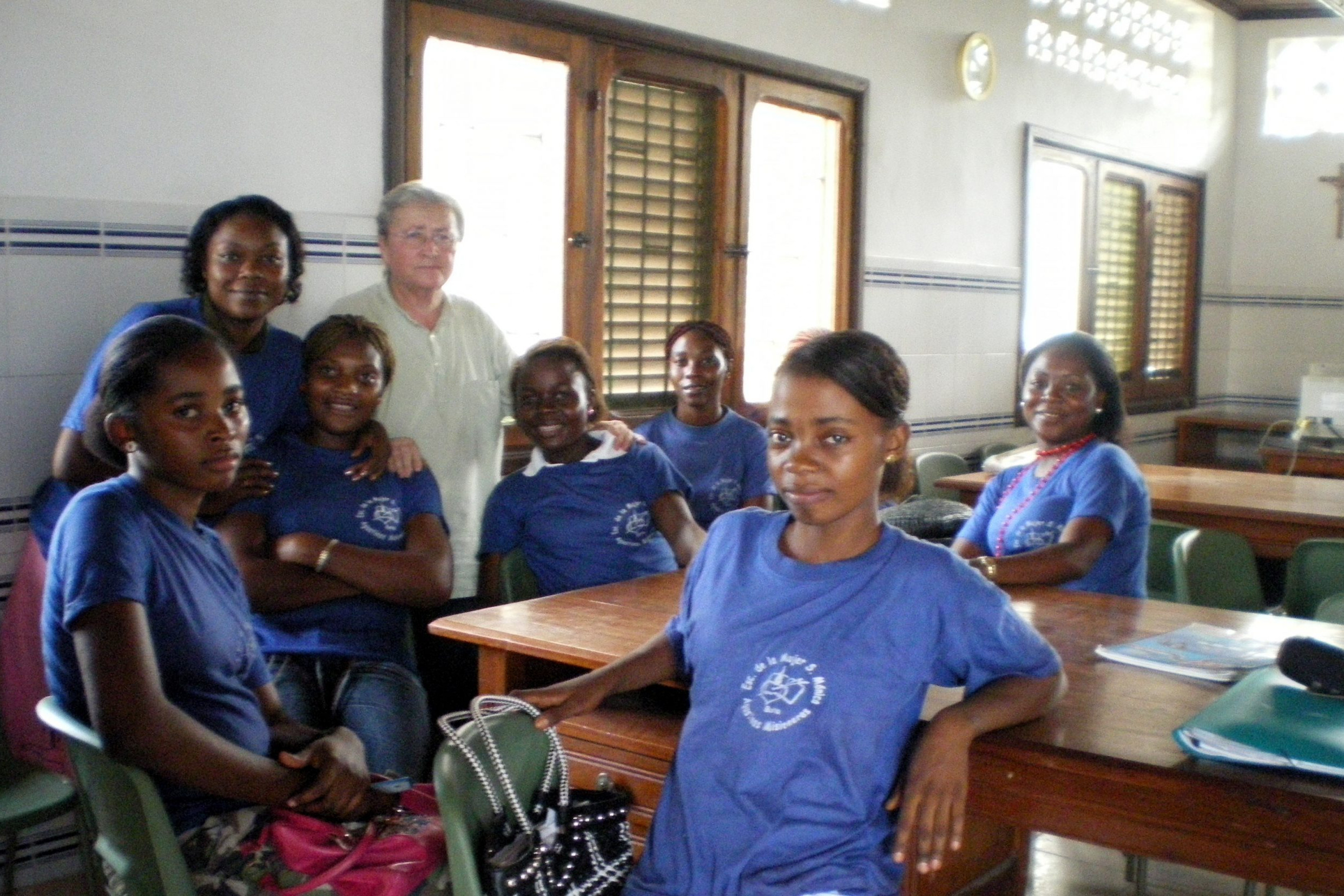 1. Aula de informática para jóvenes guineanas.