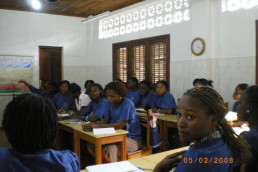 1. Aula de informática para jóvenes guineanas.