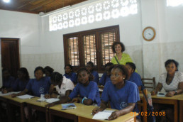1. Aula de informática para jóvenes guineanas.