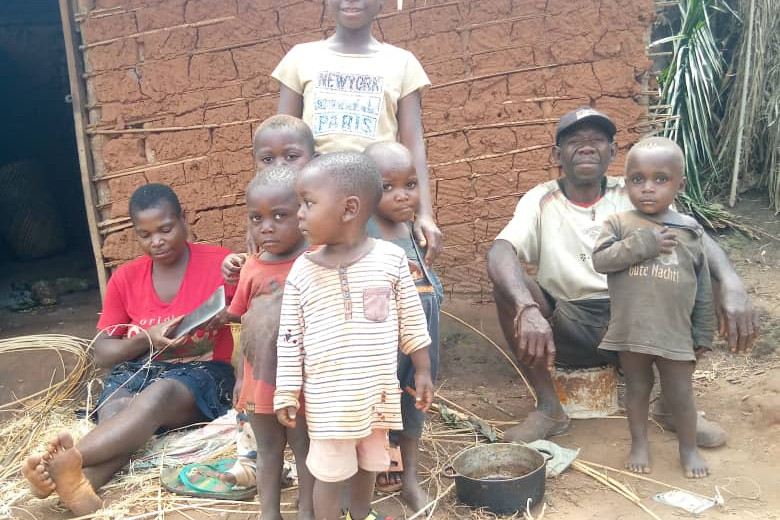 BECAS PARA QUINCE NIÑOS PIGMEOS-AKA DE LA ESCUELA SECUNDARIA DURANTE CUATRO AÑOS