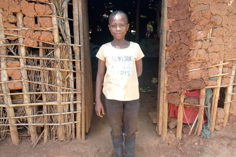 BECAS PARA QUINCE NIÑOS PIGMEOS-AKA DE LA ESCUELA SECUNDARIA DURANTE CUATRO AÑOS