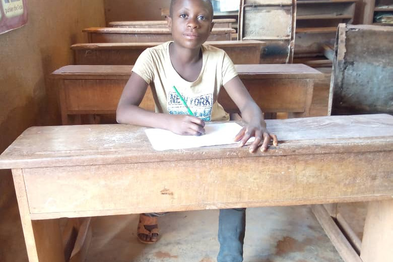 BECAS PARA QUINCE NIÑOS PIGMEOS-AKA DE LA ESCUELA SECUNDARIA DURANTE CUATRO AÑOS